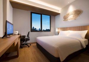 Кровать или кровати в номере BATIQA Hotel Cirebon