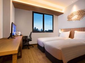 BATIQA Hotel Cirebon tesisinde bir odada yatak veya yataklar