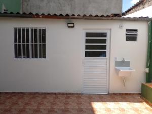 Casa blanca con lavabo y ventana en Casa para Lollapalooza, en São Paulo