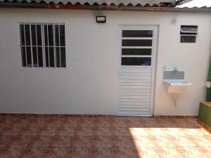 uma casa branca com um lavatório e uma janela em Casa para Lollapalooza em São Paulo