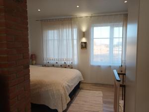 una camera da letto con un letto e una finestra di Meremarkii a Tahkuranna