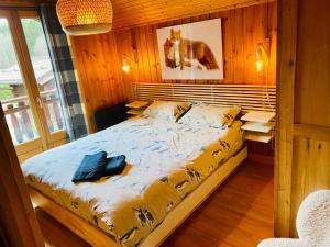- une chambre avec un lit dans une pièce en bois dans l'établissement Chalet Orval - Chamonix Argentiere, à Chamonix-Mont-Blanc