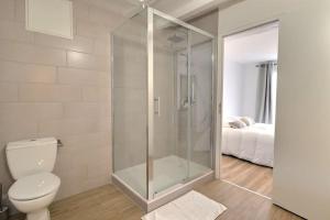 un bagno con doccia, servizi igienici e letto di La Dolce Vita, jolie maison familiale a Troyes Altre 12 foto