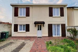 Casa blanca con puerta y entrada de ladrillo en La Dolce Vita, jolie maison familiale, en Troyes