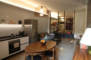 uma cozinha e uma sala de estar com uma mesa num quarto em Casa moderna nel centro di Imola em Imola