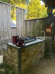 Utensilios para hacer té y café en Villa Kubu Gitgit