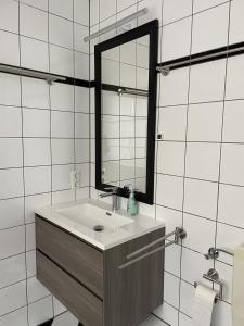 y baño con lavabo y espejo. en Appartement mitten in der Stadt en Mönchengladbach