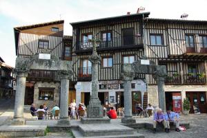 un grupo de personas sentadas frente a un edificio en Hostería La milla Rural, 