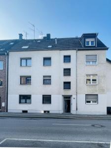 ein Apartmenthaus an der Straßenseite in der Unterkunft Appartement mitten in der Stadt in Mönchengladbach
