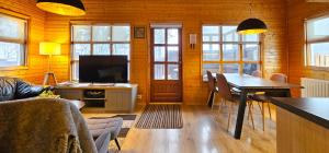 TV a/nebo společenská místnost v ubytování Akureyri Cottages + 18 fotografií