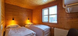 Postel nebo postele na pokoji v ubytování Akureyri Cottages