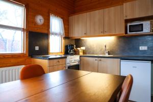 cocina con mesa de madera y encimera de madera en Akureyri Cottages en Akureyri