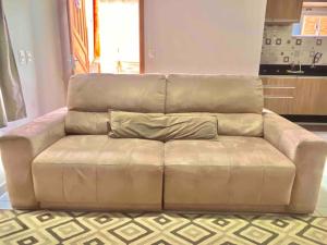 un sofá de cuero marrón en la sala de estar en Conforto e Espaço no Coração de Balneário, en Balneário Camboriú