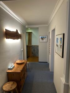 Habitación con mesa de madera y pasillo. en Chesa Derby 32, en St. Moritz