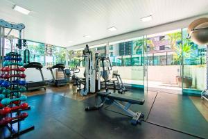 un gimnasio con cintas de correr y equipos de ejercicio en un edificio en BSB STAY Athos - Flats particulares, en Brasilia