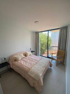 マル・デル・プラタにあるZona Güemes 2 ambiente N 503の大きなベッドとバルコニーのある寝室