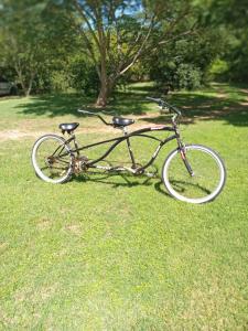 una bicicleta estacionada en el césped en un campo en Casa de campo en Los Cerrillos, en Los Cerrillos