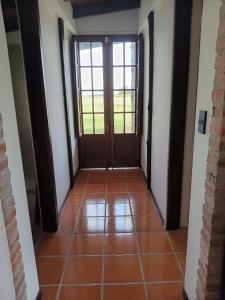 een hal met een deur en een tegelvloer bij Casa de campo en Los Cerrillos in Los Cerrillos
