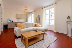 un salon avec un canapé et une table basse dans l'établissement Villa CANA, à Cannes