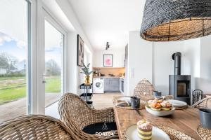 - une cuisine et une salle à manger avec une table et des chaises dans l'établissement Diek No. 2, à Büsum