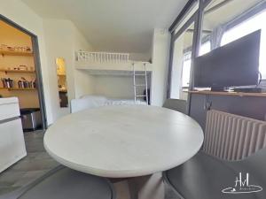 una mesa blanca y sillas en una habitación en Studio 503, La Bresse Hohneck, en La Bresse