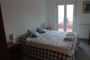 un dormitorio con una cama y una ventana en Spectacular View, en Taormina