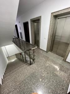 eine Treppe in einem Gebäude mit einem Glasgeländer in der Unterkunft New Bazaar Cozy Apartments Apartment 1 Apartment 2 in Tirana