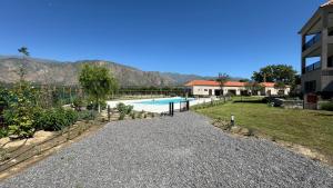 einen Pool in einem Hof mit einem Haus in der Unterkunft BuenaVid estancias in Cafayate