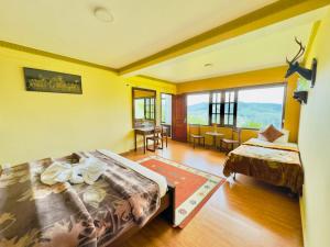 um quarto com duas camas e uma mesa e um quarto com janelas em House of Leisure em Nuwara Eliya