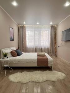 Cama o camas de una habitación en Уютная в центре на Дом быта /Smart TV
