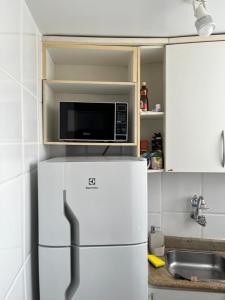 y cocina con microondas y nevera. en Apartamento novo no Flamengo, en Río de Janeiro