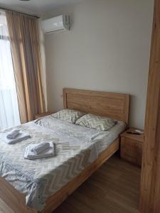 una camera da letto con un letto con due asciugamani sopra di guest house come a Kobuleti