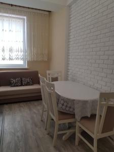 um quarto com uma mesa e cadeiras e um sofá em Lux Apart em Chisinau