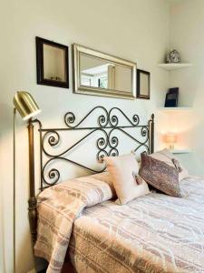 CollepinoにあるLa Casa del Castello - Castello di Collepinoのベッドルーム1室(壁に鏡2つ付きのベッド1台付)