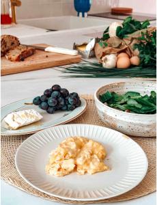 une table avec des assiettes et des bols de nourriture dans l'établissement Gite à la campagne à Dijon avec jardin, à Velars-sur-Ouche