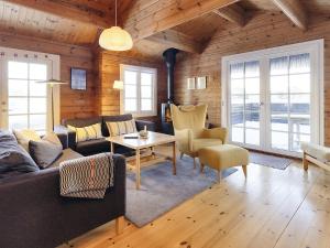 - un salon avec un canapé et une table dans l'établissement 6 person holiday home in lb k, à Ålbæk