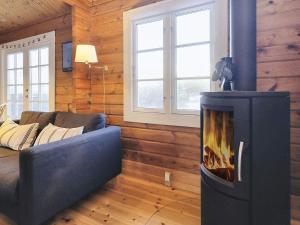 Ålbækにある6 person holiday home in lb kのリビングルーム(暖炉、ソファ付)
