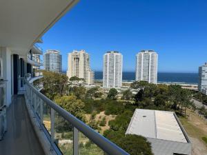 einen Balkon mit Blick auf das Meer und die Gebäude in der Unterkunft Apartamento 901 torre One II in Punta del Este