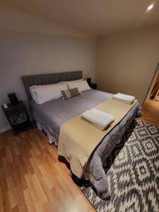 een slaapkamer met een groot bed met handdoeken erop bij Casa Magallanes Ushuaia in Ushuaia