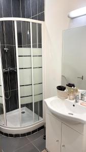 y baño con ducha y lavamanos. en Appartement avec Balneo - Casa casbah en Saint-Ouen
