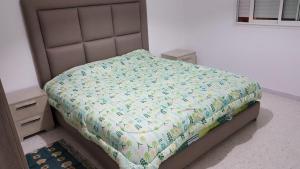 Een bed of bedden in een kamer bij Appartement luxueux a el aouina