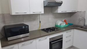 Een keuken of kitchenette bij Appartement luxueux a el aouina