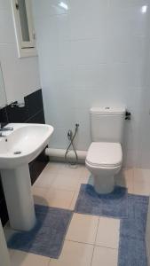 Een badkamer bij Appartement luxueux a el aouina