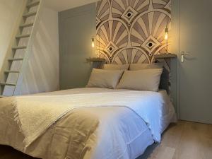 A bed or beds in a room at Sous L Oeil d Horus, appartement de charme