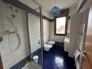 La salle de bains est pourvue d'une douche, de toilettes et d'un lavabo. dans l'établissement Casa Felice, à Argenta