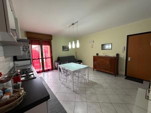 Il comprend une cuisine et un salon avec une table et des chaises. dans l'établissement Casa Felice, à Argenta