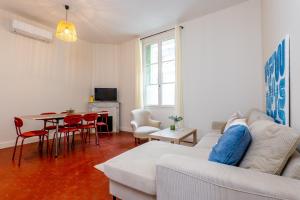 un salon avec un canapé et une table dans l'établissement Villa CANA, à Cannes