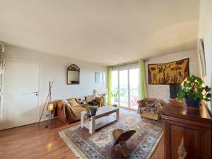 - un salon avec un canapé et une table dans l'établissement LE CAMONIL, appartement Rodez, à Rodez