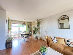 - un salon avec un canapé et une table dans l'établissement LE CAMONIL, appartement Rodez, à Rodez