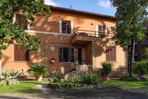 une maison avec un balcon et des plantes devant elle dans l'établissement Comfort Rooms Villa Gaia Tor Vergata, à Rome